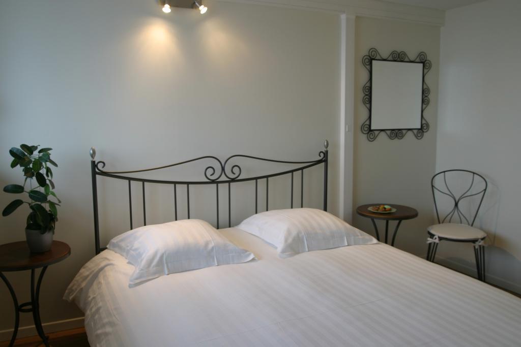 Hotel Pierre Blanche Chatillon-en-Michaille الغرفة الصورة